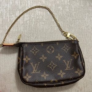 Louie Vuitton Mini Pochette